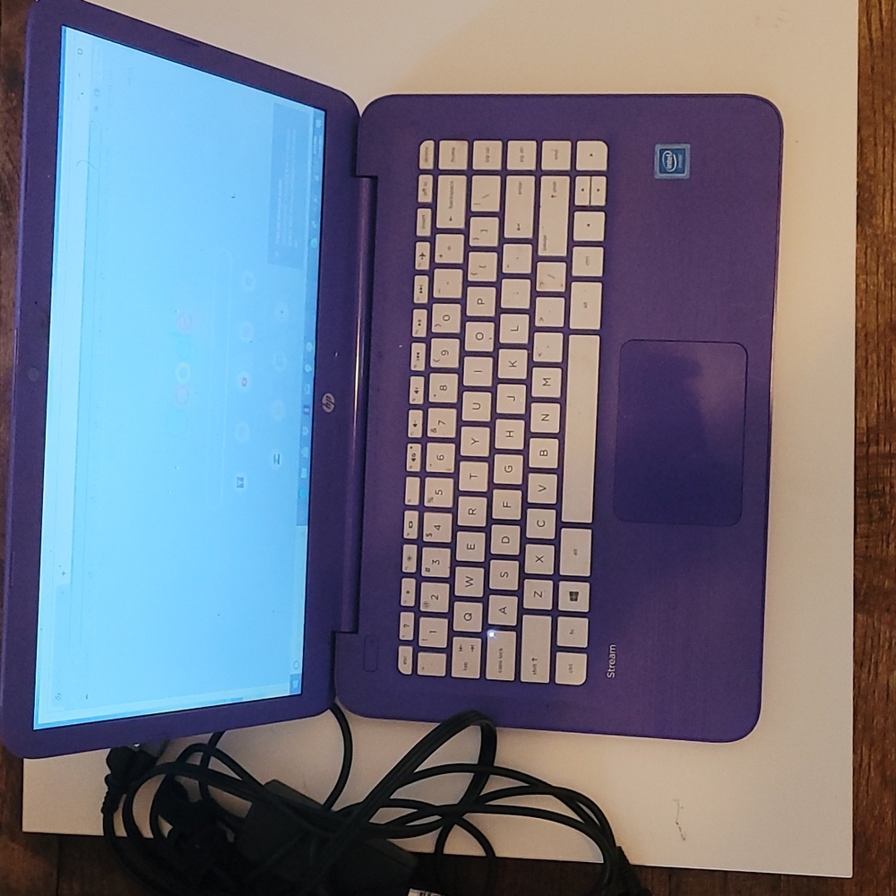 Purple H P Laptop.. Great Condition..